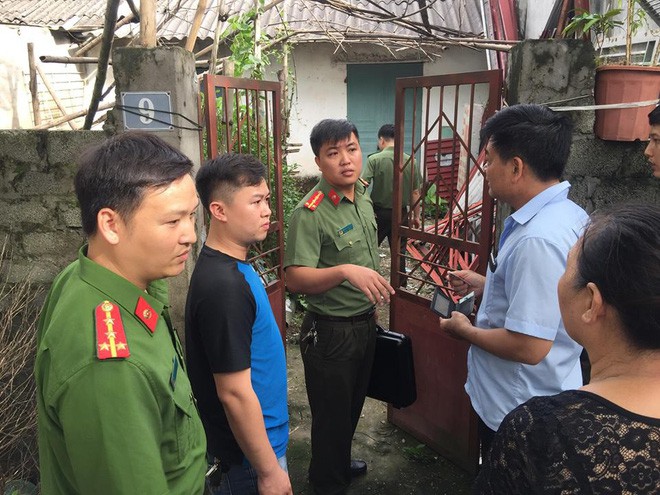 Khám xét nơi ở của hiệu phó vừa bị khởi tố trong vụ sai phạm điểm thi ở Hòa Bình - Ảnh 3.
