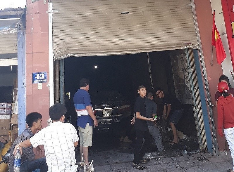 Cháy dữ dội nhà 2 tầng, 5 người bị mắc kẹt - Ảnh 2. Cháy dữ dội nhà 2 tầng, 5 người bị mắc kẹt - Ảnh 2.
