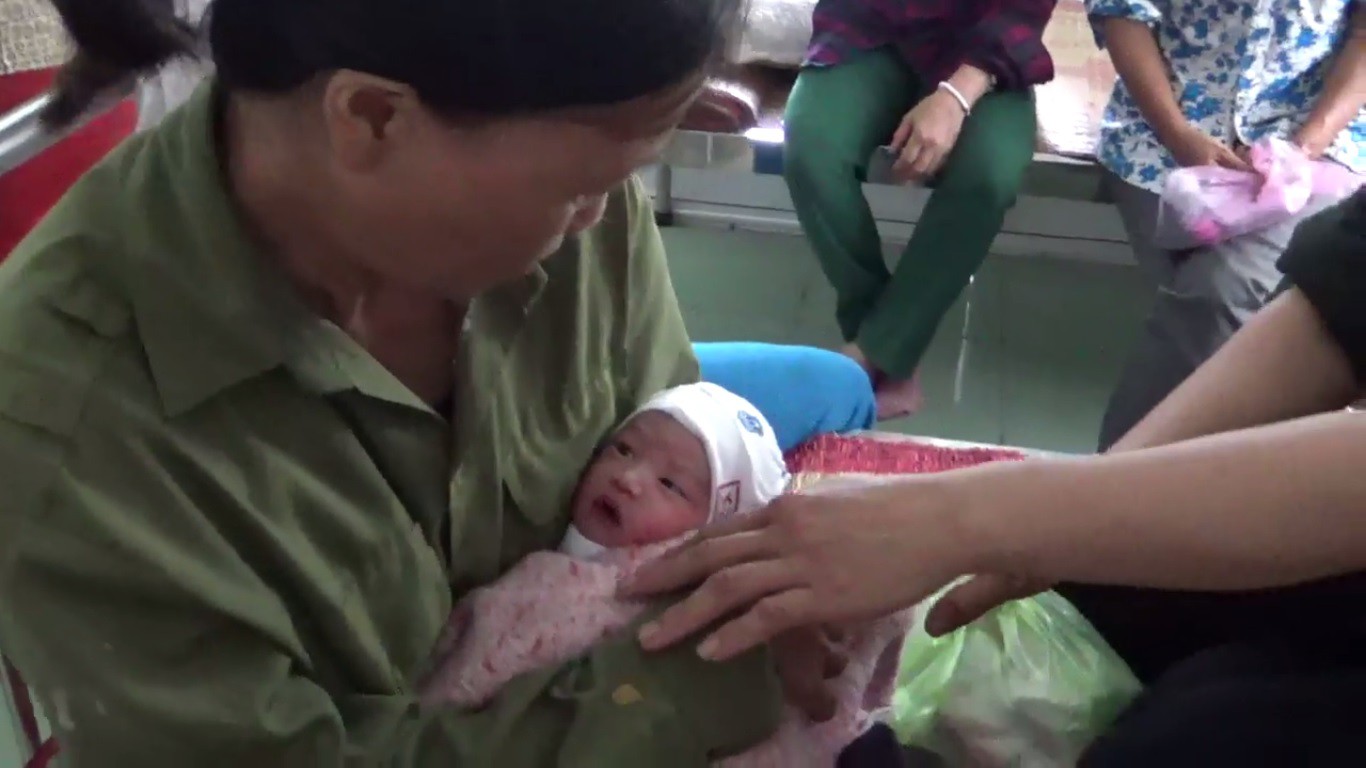 Hải Phòng: Bé trai sơ sinh còn nguyên dây rốn bị bỏ rơi ở đường - Ảnh 1. Hải Phòng: Bé trai sơ sinh còn nguyên dây rốn bị bỏ rơi ở đường - Ảnh 1.