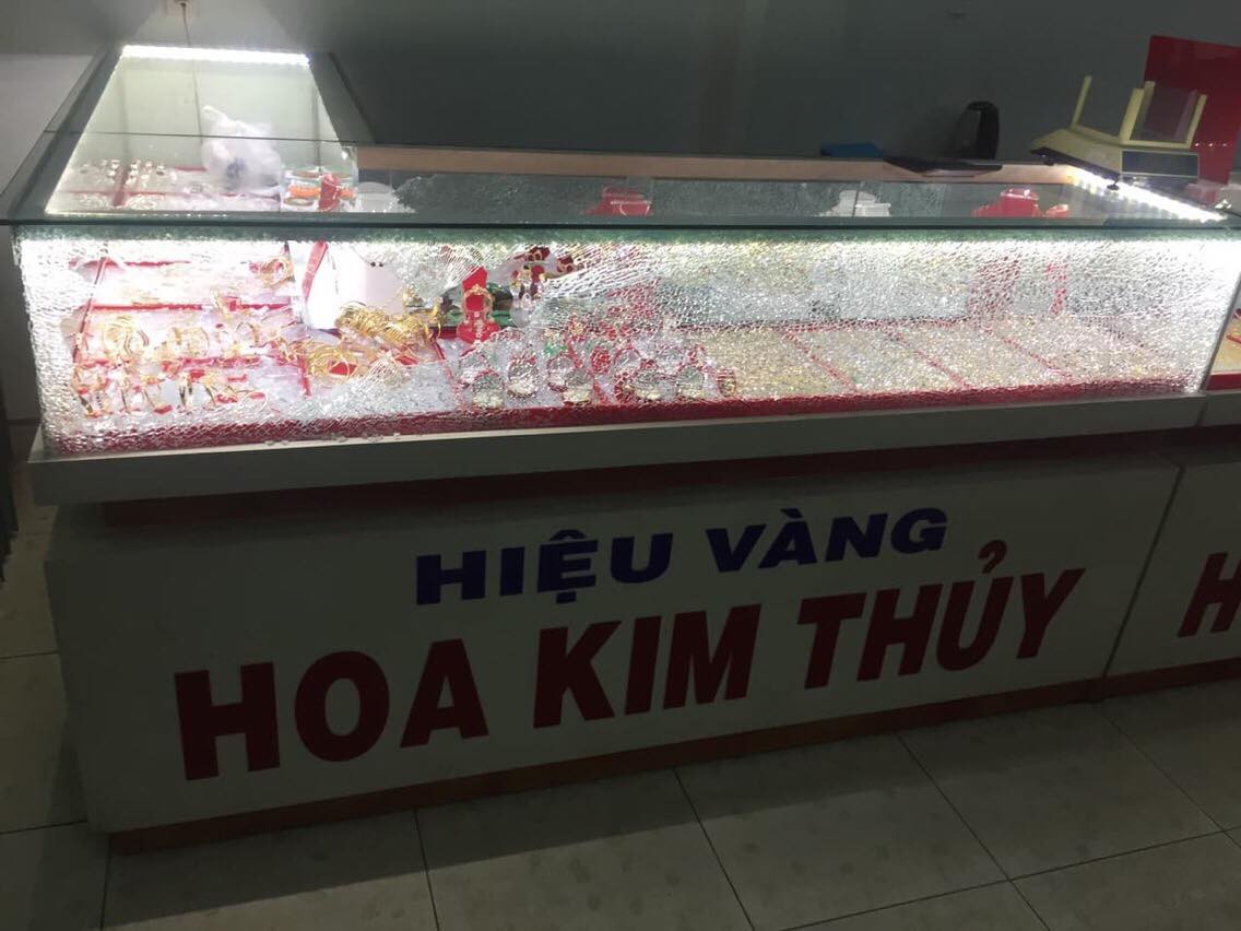 Nam thanh niên bịt mặt, táo tợn dùng búa trộm tiệm vàng ở Quảng Nam - Ảnh 2. Nam thanh niên bịt mặt, táo tợn dùng búa trộm tiệm vàng ở Quảng Nam - Ảnh 2.