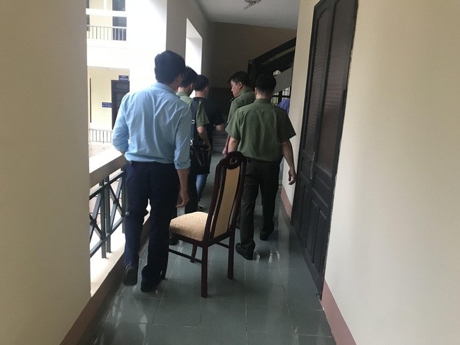 Khám xét nơi ở của hiệu phó vừa bị khởi tố trong vụ sai phạm điểm thi ở Hòa Bình - Ảnh 15.
