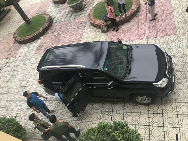 Khám xét nơi ở của hiệu phó vừa bị khởi tố trong vụ sai phạm điểm thi ở Hòa Bình - Ảnh 16.