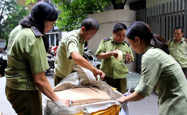 Hà Nội: Hàng nghìn đôi giày dép, túi xách nhái bị bắt giữ - Ảnh 5.