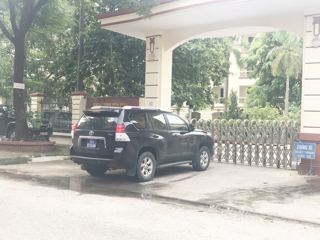 Khám xét nơi ở của hiệu phó vừa bị khởi tố trong vụ sai phạm điểm thi ở Hòa Bình - Ảnh 8.