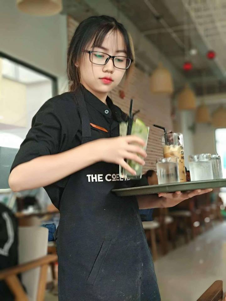 Chỉ một bức ảnh chụp trộm cô bạn phục vụ, hàng loạt thanh niên đòi cắm chốt xin Faceook bằng được - Ảnh 1. Chỉ một bức ảnh chụp trộm cô bạn phục vụ, hàng loạt thanh niên đòi cắm chốt xin Faceook bằng được - Ảnh 1.