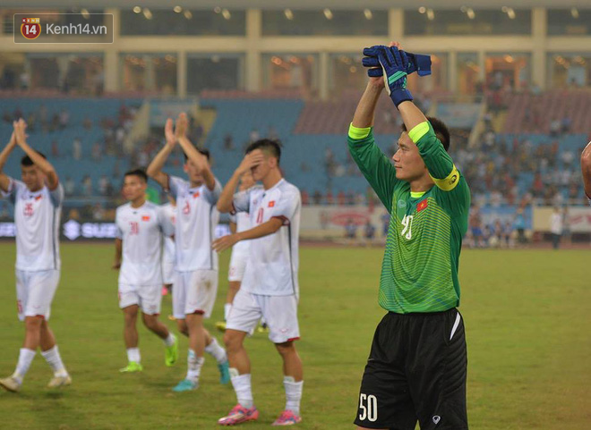 Bùi Tiến Dũng mang băng đội trưởng cùng U23 Việt Nam cảm ơn khán giả- Ảnh 2.