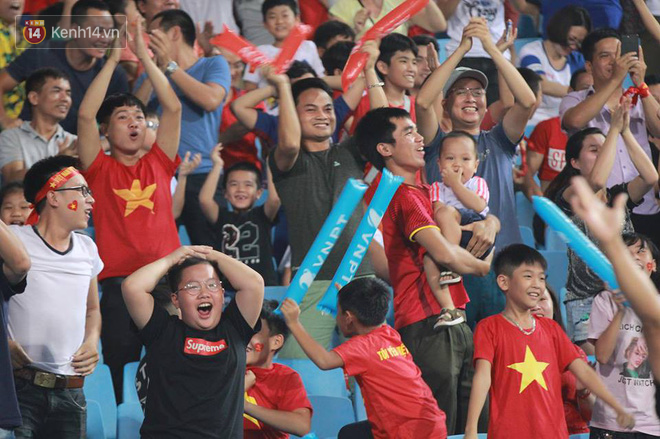 Bùi Tiến Dũng mang băng đội trưởng cùng U23 Việt Nam cảm ơn khán giả - Ảnh 10.