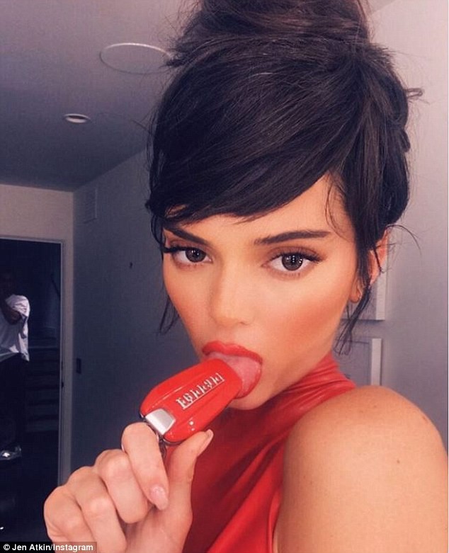 Kendall Jenner gây bão like với ảnh diện đồ khoét hông cao khoe thân hình cực sexy - Ảnh 2.