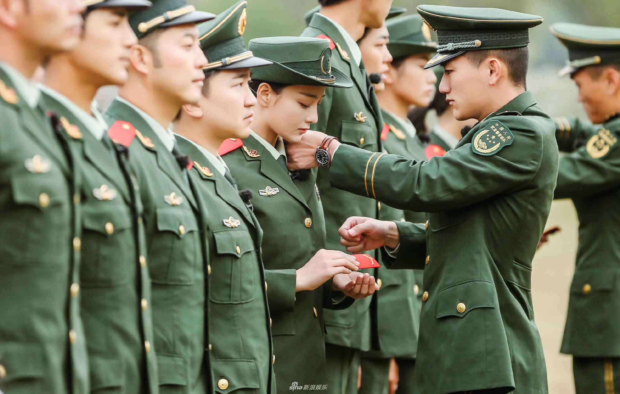 Ông xã tình địch Phạm Băng Băng: Body 6 múi vỡ tim, quân nhân mang vẻ đẹp nam thần xuất sắc không kém gì minh tinh - Ảnh 11. Ông xã tình địch Phạm Băng Băng: Body 6 múi vỡ tim, quân nhân mang vẻ đẹp nam thần xuất sắc không kém gì minh tinh - Ảnh 11.
