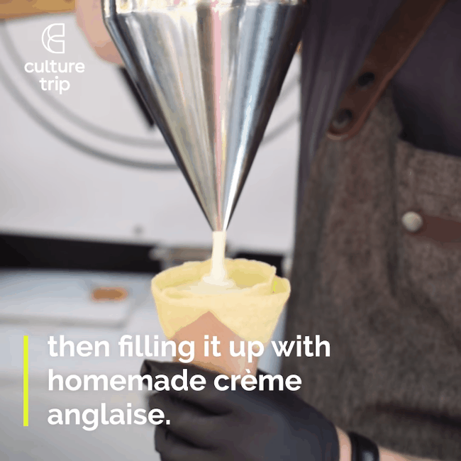 Ai bảo món Crème Brûlée chỉ thưởng thức trong cốc, ở Anh người ta còn kết hợp với vỏ ốc quế vừa xinh vừa ngon - Ảnh 5.