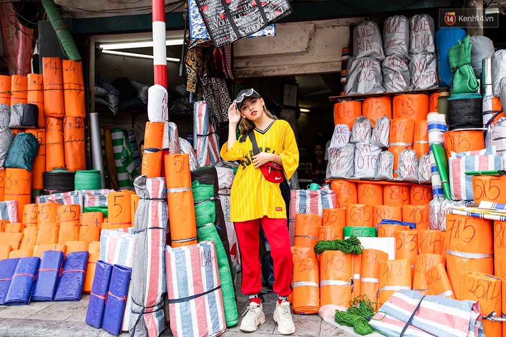 Street style 2 miền: miền Bắc xanh xanh đỏ đỏ cho em nhỏ nó mừng, miền Nam toàn gam màu trung tính - Ảnh 1. Street style 2 miền: miền Bắc xanh xanh đỏ đỏ cho em nhỏ nó mừng, miền Nam toàn gam màu trung tính - Ảnh 1.