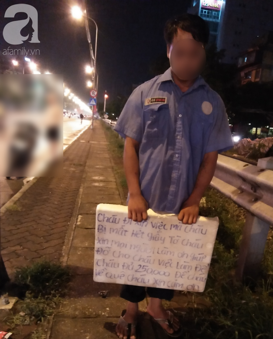 Hà Nội: Thanh niên trẻ xăm trổ, cầm biển xin 250 nghìn để về quê khiến nhiều người tò mò - Ảnh 1. Hà Nội: Thanh niên trẻ xăm trổ, cầm biển xin 250 nghìn để về quê khiến nhiều người tò mò - Ảnh 1.
