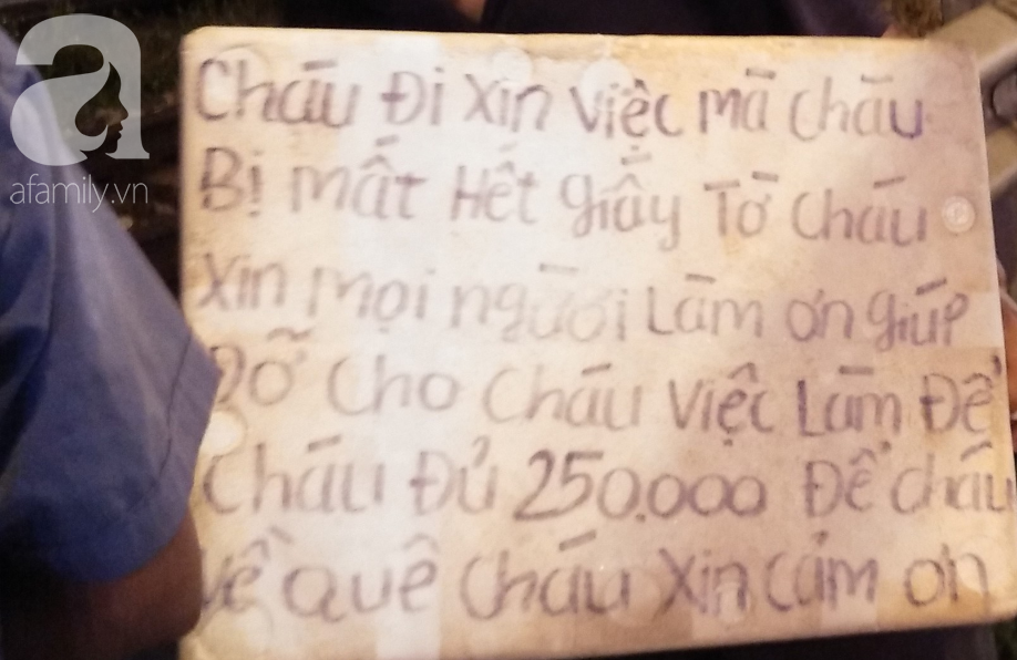 Hà Nội: Thanh niên trẻ xăm trổ, cầm biển xin 250 nghìn để về quê khiến nhiều người tò mò - Ảnh 2. Hà Nội: Thanh niên trẻ xăm trổ, cầm biển xin 250 nghìn để về quê khiến nhiều người tò mò - Ảnh 2.