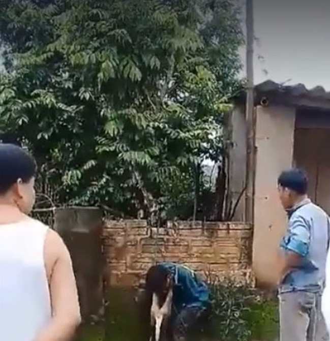 Nam thanh niên trộm chó ở Thanh Hóa bị người dân bắt trói, treo xác chó lên cổ - Ảnh 2.