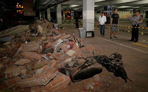 Động đất gần 7 độ Richter, Indonesia cảnh báo sóng thần - Ảnh 1.