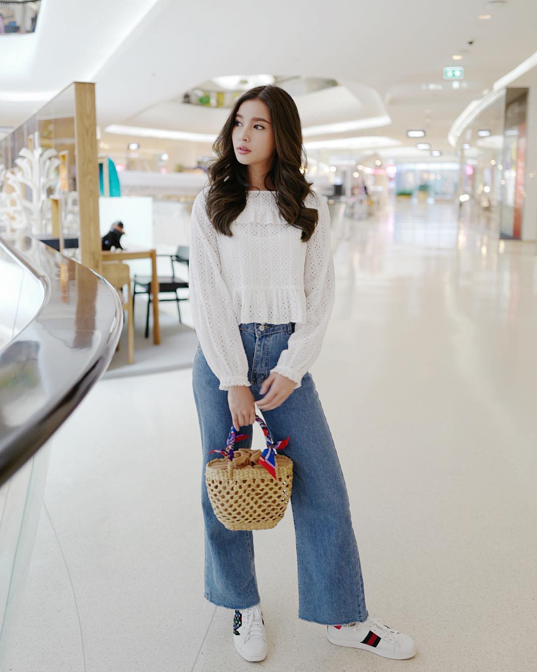 19 chiêu mix&match chất lừ với quần jeans ống rộng, cứ mặc lên là cao thêm cả chục phân chứ chẳng ít - Ảnh 20.