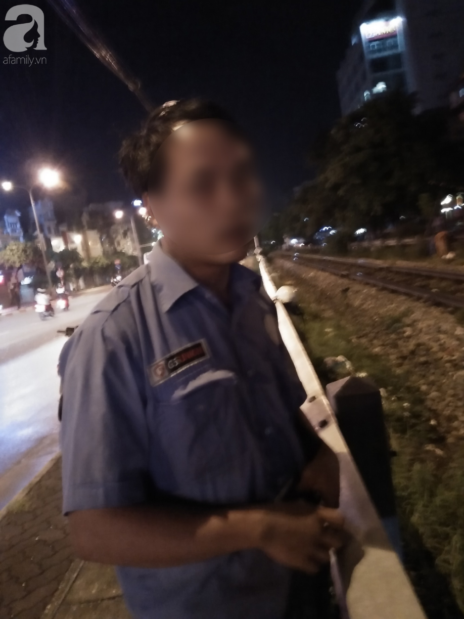 Hà Nội: Thanh niên trẻ xăm trổ, cầm biển xin 250 nghìn để về quê khiến nhiều người tò mò - Ảnh 5. Hà Nội: Thanh niên trẻ xăm trổ, cầm biển xin 250 nghìn để về quê khiến nhiều người tò mò - Ảnh 5.