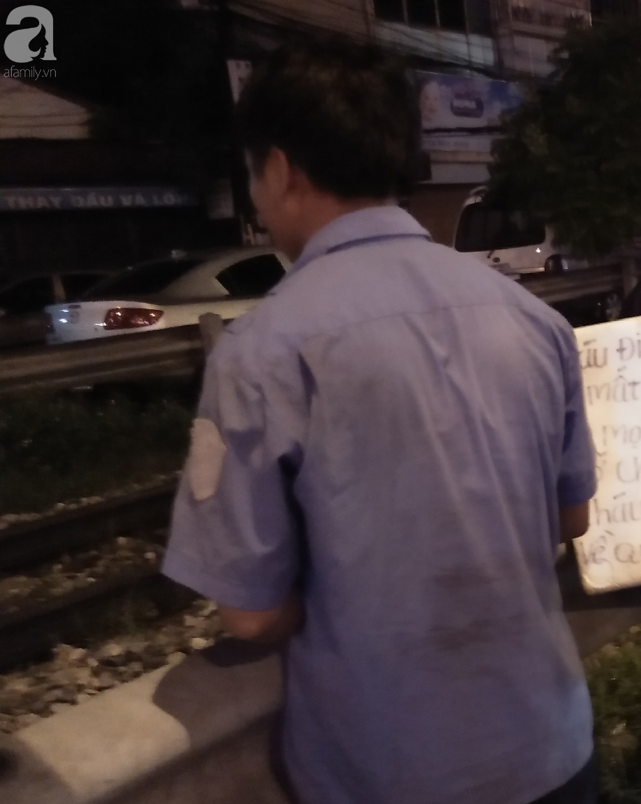 Hà Nội: Thanh niên trẻ xăm trổ, cầm biển xin 250 nghìn để về quê khiến nhiều người tò mò - Ảnh 6. Hà Nội: Thanh niên trẻ xăm trổ, cầm biển xin 250 nghìn để về quê khiến nhiều người tò mò - Ảnh 6.