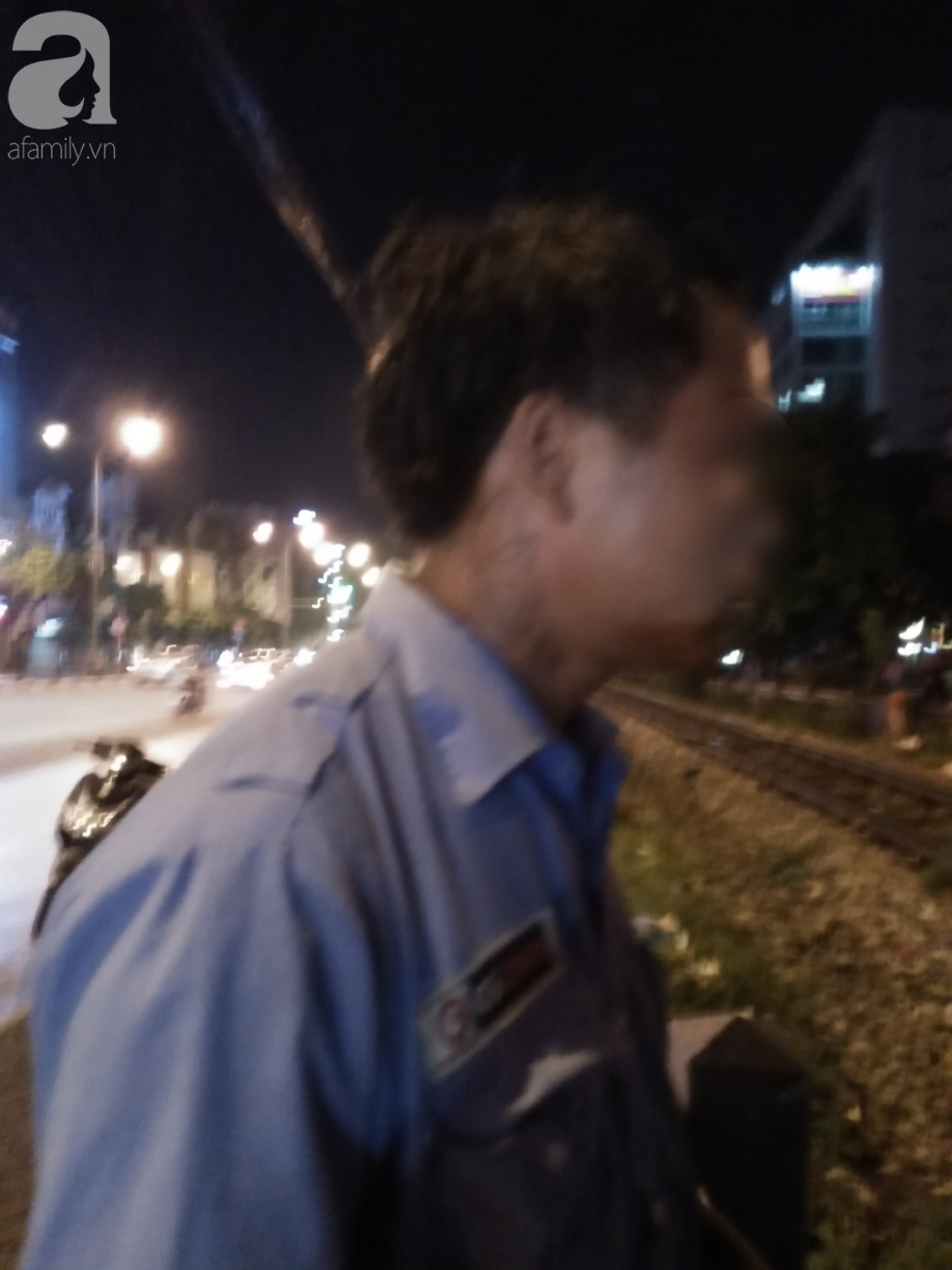 Hà Nội: Thanh niên trẻ xăm trổ, cầm biển xin 250 nghìn để về quê khiến nhiều người tò mò - Ảnh 7. Hà Nội: Thanh niên trẻ xăm trổ, cầm biển xin 250 nghìn để về quê khiến nhiều người tò mò - Ảnh 7.