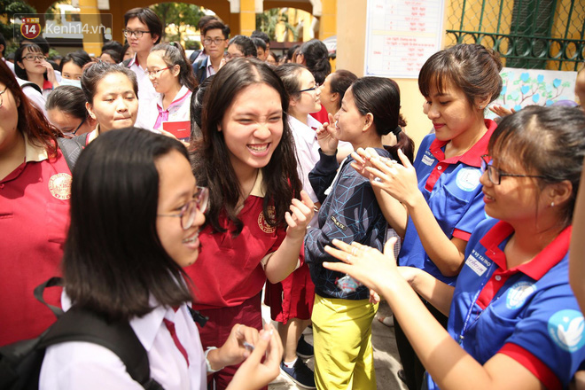 Nguyên nhân điểm chuẩn 2018 giảm mạnh: Đề thi khó, điểm thi thấp, điểm ưu tiên khu vực giảm - Ảnh 2.