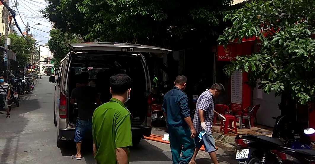 TP. HCM: Ngửi thấy mùi hôi, chủ nhà trọ báo công an phá cửa phòng trọ liền phát hiện khách ngoại quốc đã tử vong - Ảnh 2.