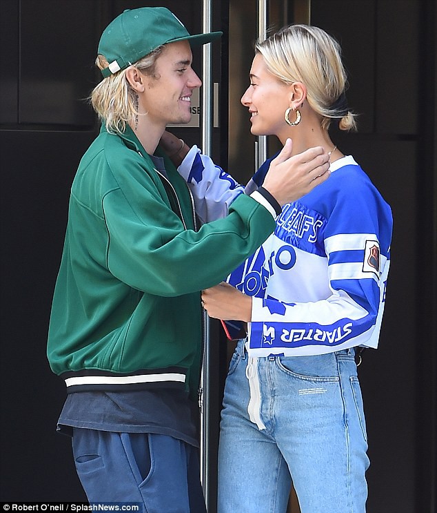 Vừa trông thấy Hailey, Justin Bieber đã trao cho vợ sắp cưới nụ hôn đáng yêu như trong phim tình cảm - Ảnh 2.