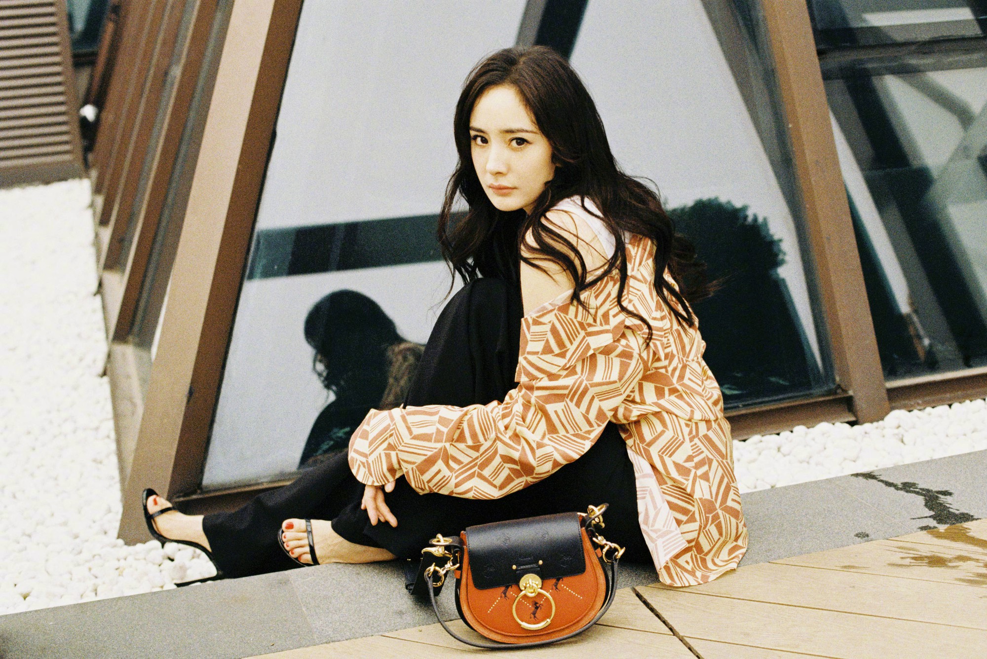 Cùng diện 1 chiếc áo, Dương Mịch ghi điểm ở cách mix nhưng vẫn thua kém Jeon Ji Hyun về thần thái - Ảnh 4. Cùng diện 1 chiếc áo, Dương Mịch ghi điểm ở cách mix nhưng vẫn thua kém Jeon Ji Hyun về thần thái - Ảnh 4.