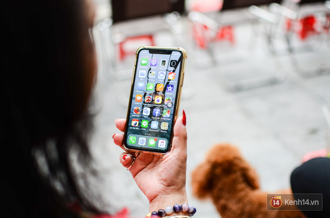 Gặp iFan đặc biệt: Ngoài 60 tuổi, đang bán trà đá ngoài bờ Hồ Hoàn Kiếm, thích iPhone X vì hỗ trợ cho công việc - Ảnh 11.