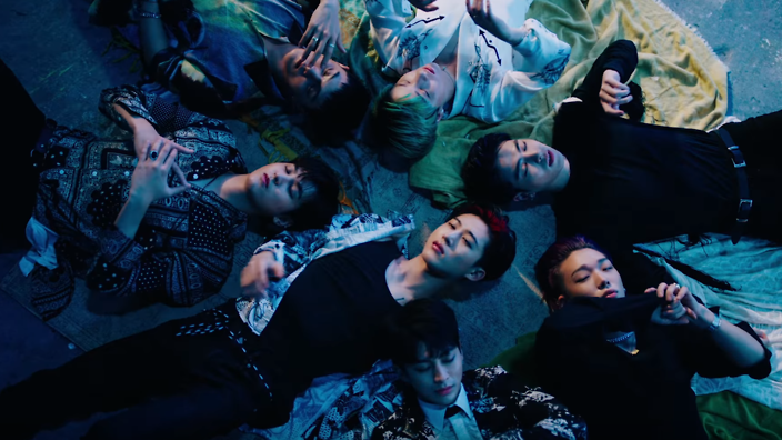 Sốt xình xịch: Red Velvet hóa “tắc kè hoa” trong MV tái xuất, chính thức “tham chiến” với iKON và “BTS thế hệ mới” - Ảnh 3. Sốt xình xịch: Red Velvet hóa “tắc kè hoa” trong MV tái xuất, chính thức “tham chiến” với iKON và “BTS thế hệ mới” - Ảnh 3.