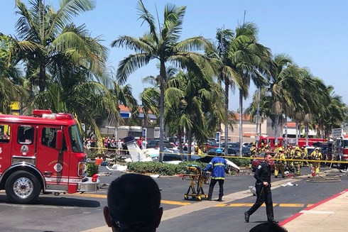 Máy bay rơi gần trung tâm mua sắm ở California, 5 người thiệt mạng - Ảnh 1.