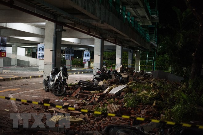 Hình ảnh đổ nát sau trận động đất làm 82 người chết tại Indonesia - Ảnh 1.