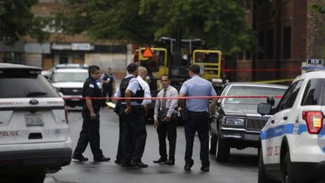 Cảnh sát Mỹ ghi nhận 10 vụ xả súng trong vòng 3 giờ tại Chicago - Ảnh 1.