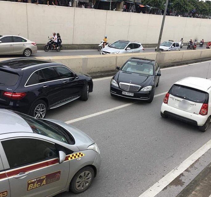 Chủ xe Mercedes biển ngũ quý chạy ngược chiều trong hầm Kim Liên, Hà Nội là ai? - Ảnh 1. Chủ xe Mercedes biển ngũ quý chạy ngược chiều trong hầm Kim Liên, Hà Nội là ai? - Ảnh 1.