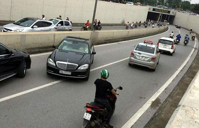 Chủ xe Mercedes biển ngũ quý chạy ngược chiều trong hầm Kim Liên, Hà Nội là ai? - Ảnh 2. Chủ xe Mercedes biển ngũ quý chạy ngược chiều trong hầm Kim Liên, Hà Nội là ai? - Ảnh 2.
