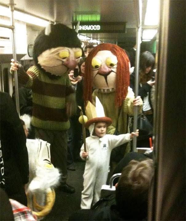 Những hình ảnh hài hước chỉ có trên tàu điện ngầm: Từ chị gái thái rau tới Pikachu thò tay ôm cột - Ảnh 10.