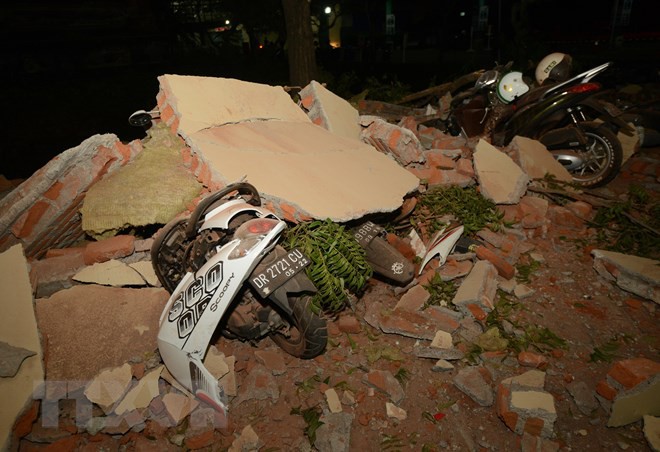 Hình ảnh đổ nát sau trận động đất làm 82 người chết tại Indonesia - Ảnh 6.
