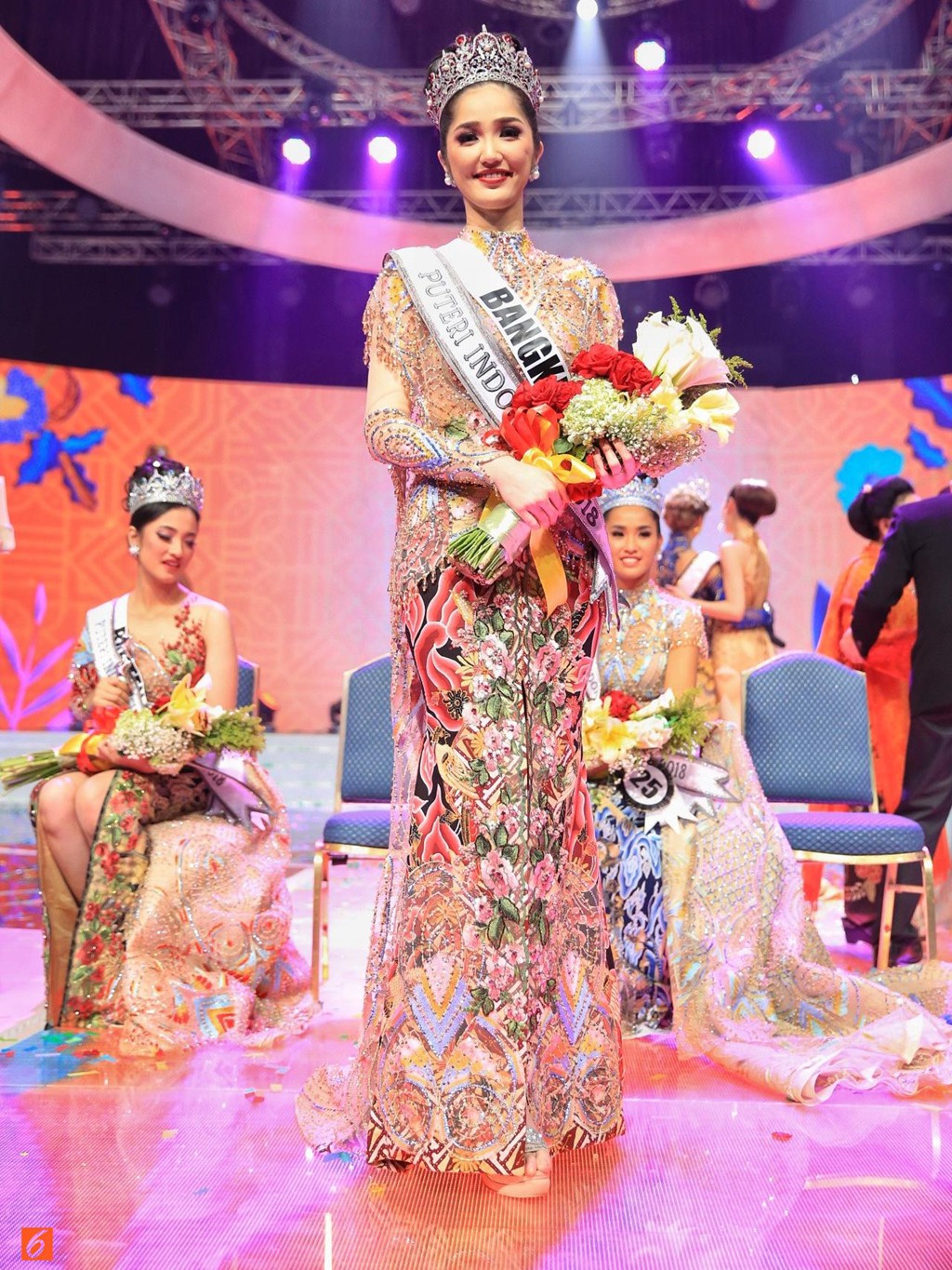HHen Niê động viên Hoa hậu Hoàn vũ Indonesia sau trận động đất lịch sử khiến gần 100 người thiệt mạng - Ảnh 2.