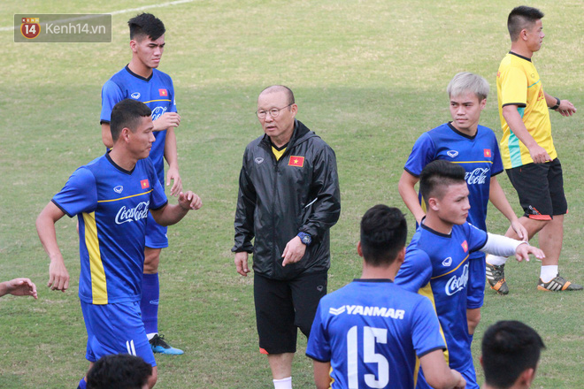HLV Park Hang Seo “ăn gian” khi đá ma, học trò cười trừ chịu trận - Ảnh 1.