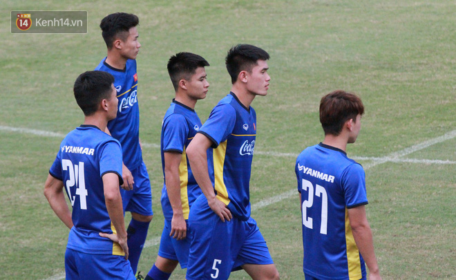 HLV Park Hang Seo “ăn gian” khi đá ma, học trò cười trừ chịu trận - Ảnh 6.