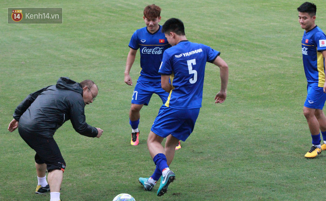 HLV Park Hang Seo “ăn gian” khi đá ma, học trò cười trừ chịu trận - Ảnh 7.