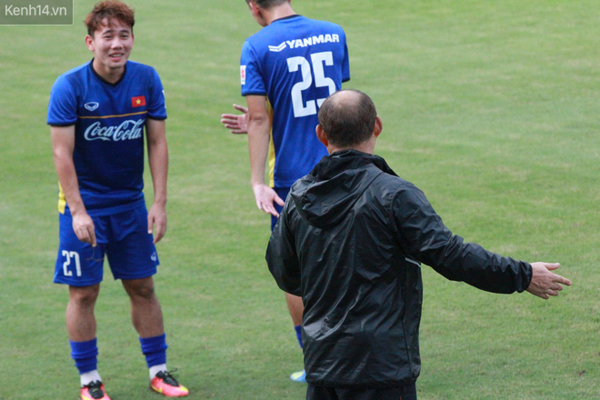 HLV Park Hang Seo “ăn gian” khi đá ma, học trò cười trừ chịu trận - Ảnh 8.