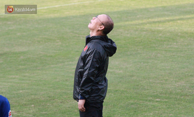 HLV Park Hang Seo “ăn gian” khi đá ma, học trò cười trừ chịu trận - Ảnh 11.
