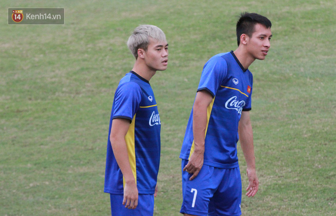 HLV Park Hang Seo “ăn gian” khi đá ma, học trò cười trừ chịu trận - Ảnh 4.