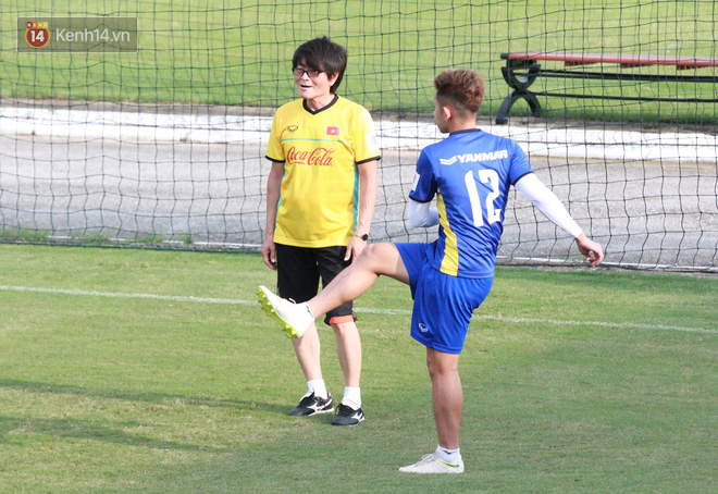 HLV Park Hang Seo “ăn gian” khi đá ma, học trò cười trừ chịu trận - Ảnh 13.