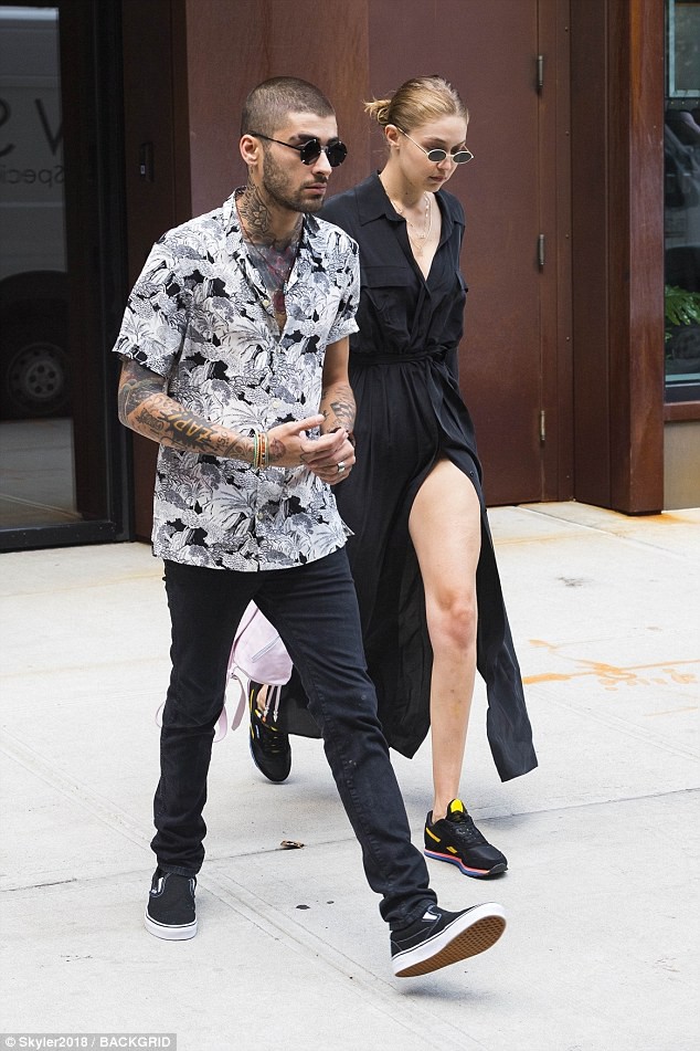 Sánh Đôi Bên Zayn Sau Khi Tái Hợp, Gigi Hadid Đeo Kỷ Vật Tình Yêu Chỉ Fan  Tinh Mắt Nhất Mới Nhận Ra