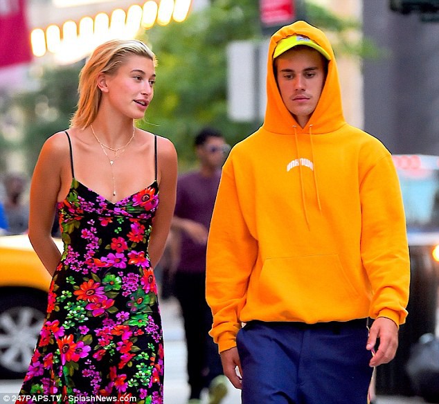 Justin Bieber nắm tay Hailey Baldwin tung tăng băng qua đường siêu lãng mạn và đáng yêu - Ảnh 5.