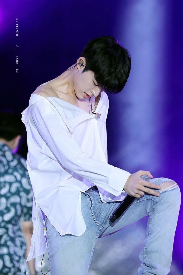 Ch&ugrave;m ảnh B.I (iKON) sexy hết cỡ tr&ecirc;n s&acirc;n khấu với chiếc &aacute;o mặc như kh&ocirc;ng mặc khiến fan ph&aacute;t cuồng - Ảnh 6.