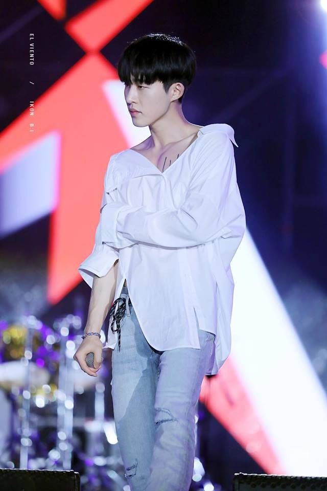Ch&ugrave;m ảnh B.I (iKON) sexy hết cỡ tr&ecirc;n s&acirc;n khấu với chiếc &aacute;o mặc như kh&ocirc;ng mặc khiến fan ph&aacute;t cuồng - Ảnh 5.