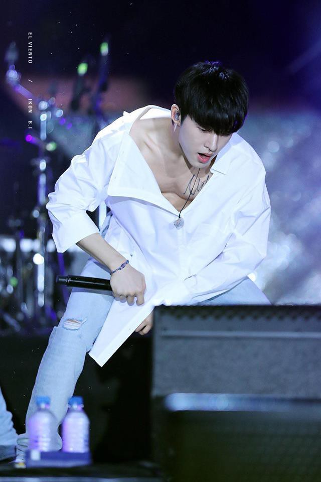 Ch&ugrave;m ảnh B.I (iKON) sexy hết cỡ tr&ecirc;n s&acirc;n khấu với chiếc &aacute;o mặc như kh&ocirc;ng mặc khiến fan ph&aacute;t cuồng - Ảnh 3.