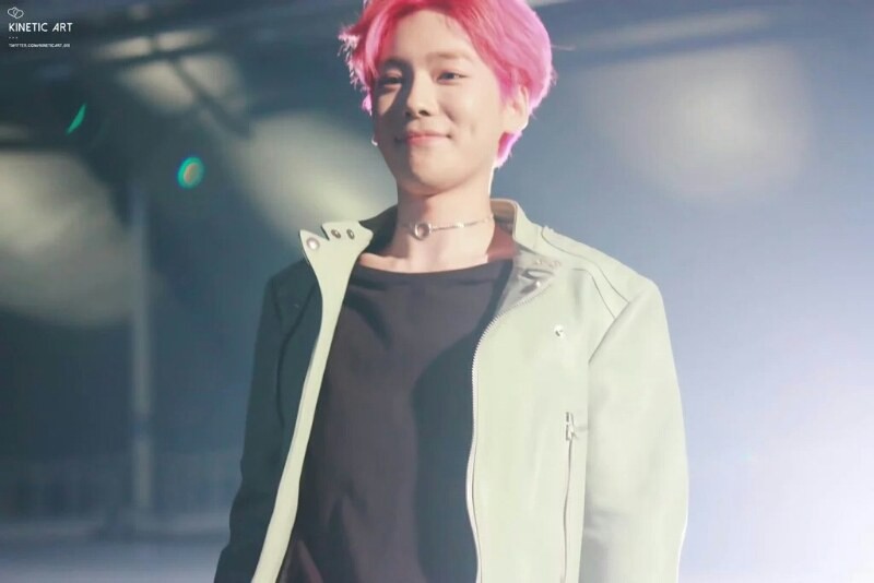 Không phải các mỹ nhân Kpop, đây là loạt idol nam gây sốt vì thừa sức đi theo trào lưu thả cá vào xương quai xanh - Ảnh 8. Không phải các mỹ nhân Kpop, đây là loạt idol nam gây sốt vì thừa sức đi theo trào lưu thả cá vào xương quai xanh - Ảnh 8.